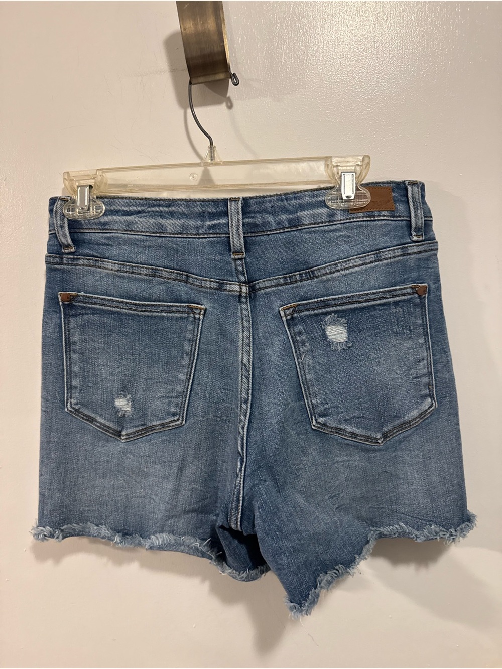 Women’s Medium Wash Denim Shorts Judy Blue Frayed Hem & Distressed Size Medium - Picture 6 of 8